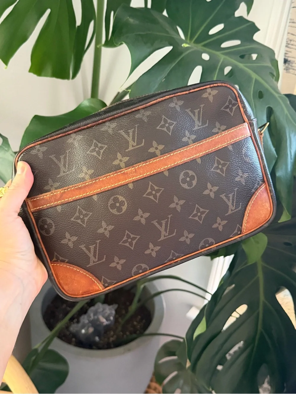 Authentic: Louis Vuitton Trocadero 27 crossbody